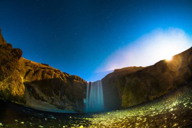 Skogafoss, İzlanda'nın güneyinde, eski sahil şeridinin kayalıklarında Skoga Nehri üzerinde yer alan bir şelale
