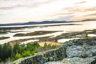 Pingvellir (Thingvellir), İzlanda'nın güneybatısında, Kuzey Amerika tektonik plakası ile Avrasya arasındaki sınır, tarihi ve kültürel milli parkın bulunduğu bir yerdir.