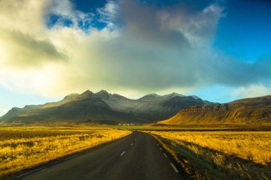 Route 1 veya Çevre Yolu (Hringvegur), İzlanda etrafında çalışan ve ülkenin yerleşim bölgelerinde en bağlayan ulusal bir yol