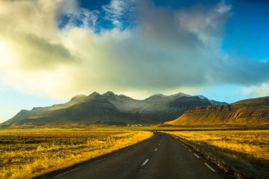 Route 1 veya Çevre Yolu (Hringvegur), İzlanda etrafında çalışan ve ülkenin yerleşim bölgelerinde en bağlayan ulusal bir yol