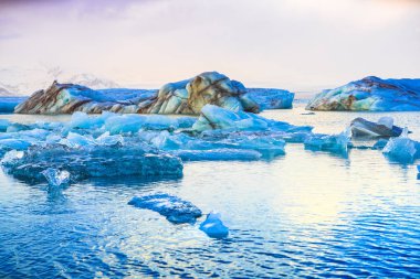 Jokulsarlon (buzul nehir lagün), büyük bir buzul Gölü kenarındaki Güneydoğu İzlanda'daki Vatnajokull Milli Parkı.