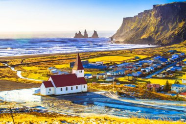 Vik köyü (Vik i Myrdal), İzlanda'nın en güneydeki köyü, adanın etrafındaki ana çevre yolu üzerinde yer alan.