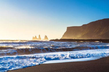 Reynisdrangar, dağ Reynisfjall eteklerinde bazalt deniz yığınları, iki trol efsanesi karaya üç direkli gemi sürükledi ve gün ışığı kırdı onlar kaya iğneleri oldu