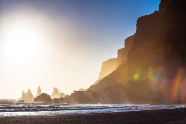 Reynisdrangar, dağ Reynisfjall eteklerinde bazalt deniz yığınları, iki trol efsanesi karaya üç direkli gemi sürükledi ve gün ışığı kırdı onlar kaya iğneleri oldu