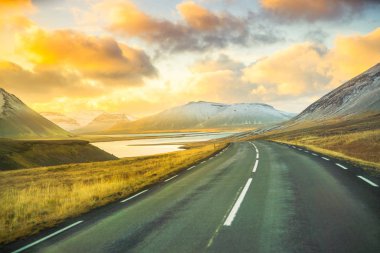 Route 1 veya Çevre Yolu (Hringvegur), İzlanda etrafında çalışan ve ülkenin yerleşim bölgelerinde en bağlayan ulusal bir yol