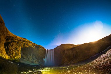 Skogafoss, İzlanda'nın güneyinde, eski sahil şeridinin kayalıklarında Skoga Nehri üzerinde yer alan bir şelale