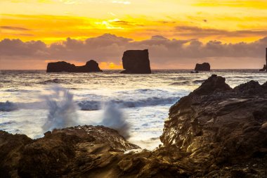 Kirkjufjara plajı, İzlanda'nın güney kıyısında Dyrholaey yakınlarındaki yüksek kayalıklar ile siyah bir kum plaj