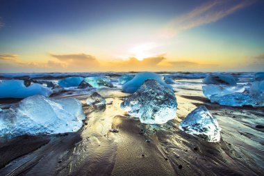 Güneydoğu İzlanda Jokulsarlon plaj (Diamond beach) siyah kum plaj ile buz kaya