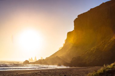 Reynisdrangar, dağ Reynisfjall eteklerinde bazalt deniz yığınları, iki trol efsanesi karaya üç direkli gemi sürükledi ve gün ışığı kırdı onlar kaya iğneleri oldu