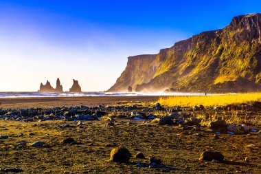 Reynisdrangar, dağ Reynisfjall eteklerinde bazalt deniz yığınları, iki trol efsanesi karaya üç direkli gemi sürükledi ve gün ışığı kırdı onlar kaya iğneleri oldu