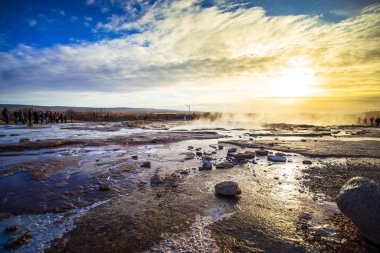 Strokkur (İzlandaca, churn), İzlanda'nın güneybatı kesiminde Hvita Nehri'nin yanında bir jeotermal alanda bulunan en ünlü gayzerbiri, her 610 dakikada bir patlayan