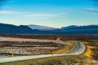 Route 1 veya Çevre Yolu (Hringvegur), İzlanda etrafında çalışan ve ülkenin yerleşim bölgelerinde en bağlayan ulusal bir yol