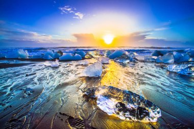 Güneydoğu İzlanda Jokulsarlon plaj (Diamond beach) siyah kum plaj ile buz kaya