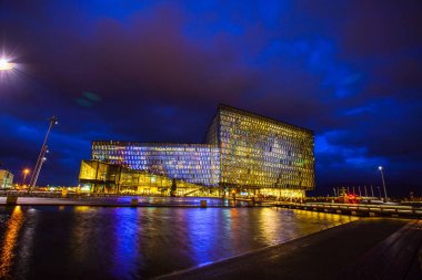 Reykjavik, İzlanda - 2 Kasım 2017 - Harpa, Reykjavik'te bir konser salonu ve konferans merkezi, su yansıması ile akşam sahnesi