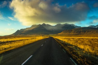 Route 1 veya Çevre Yolu (Hringvegur), İzlanda etrafında çalışan ve ülkenin yerleşim bölgelerinde en bağlayan ulusal bir yol