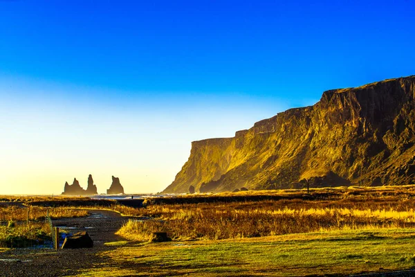 Reynisdrangar Čedičové Mořské Hromádky Úpatí Hory Reynisfjall Legenda Dvou Trollech — Stock fotografie