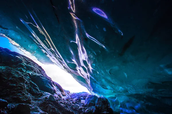 Isgrotta Naturfenomen Som Bildas Glaciärer Vintern Med Vatten Som Rinner — Stockfoto