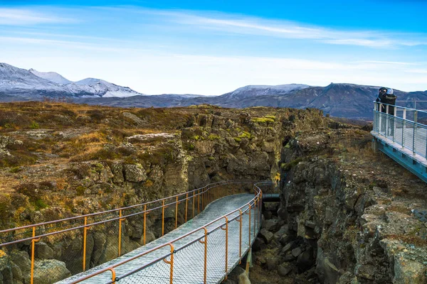 Islândia Novembro 2017 Turistas Caminhando Fronteira Entre América Norte Eurásia — Fotografia de Stock