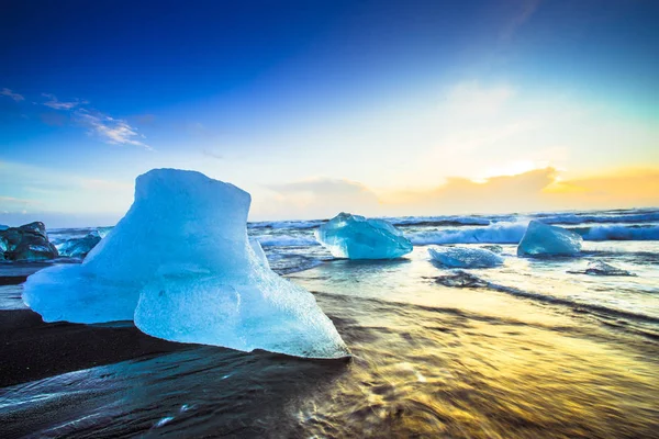 Roccia Ghiaccio Con Spiaggia Sabbia Nera Sulla Spiaggia Jokulsarlon Spiaggia — Foto Stock