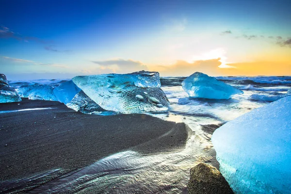 Roccia Ghiaccio Con Spiaggia Sabbia Nera Sulla Spiaggia Jokulsarlon Spiaggia — Foto Stock