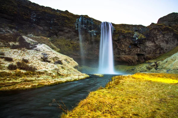 Seljalandsfoss Ein Wasserfall Mit Einer Kleinen Höhle Dahinter Der Südlichen — Stockfoto