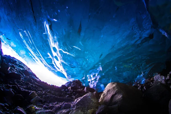 Isgrotta Naturfenomen Som Bildas Glaciärer Vintern Med Vatten Som Rinner — Stockfoto