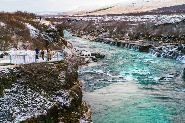 Islandia Listopada 2017 Turyści Widzą Wodospad Hraunfossar Taras Widokowy — Zdjęcie stockowe