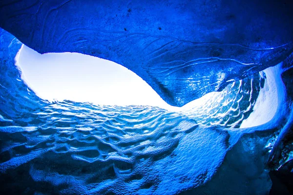 Ledová Jeskyně Přírodní Jevy Které Zimě Formují Ledovců Tekoucí Vodou — Stock fotografie