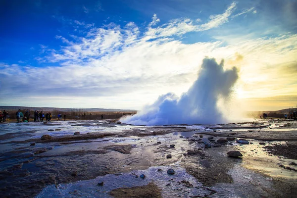 Strokkur Islandzki Churn Jeden Najsłynniejszych Gejzery Znajduje Się Obszarze Geotermalnym — Zdjęcie stockowe