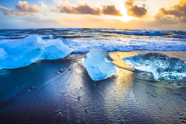 冰岛东南部约库尔萨隆海滩 钻石海滩 的冰岩与黑色沙滩 — 图库照片