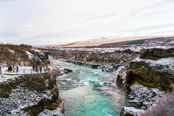 Islandia Listopada 2017 Turyści Widzą Wodospad Hraunfossar Taras Widokowy — Zdjęcie stockowe