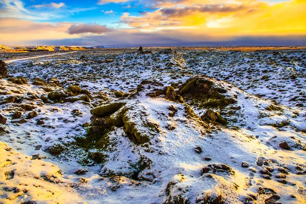 冰岛的雪苔熔岩场 — 图库照片