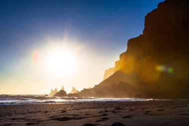 Reynisdrangar, dağ Reynisfjall eteklerinde bazalt deniz yığınları, iki trol efsanesi karaya üç direkli gemi sürükledi ve gün ışığı kırdı onlar kaya iğneleri oldu