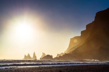 Reynisdrangar, dağ Reynisfjall eteklerinde bazalt deniz yığınları, iki trol efsanesi karaya üç direkli gemi sürükledi ve gün ışığı kırdı onlar kaya iğneleri oldu
