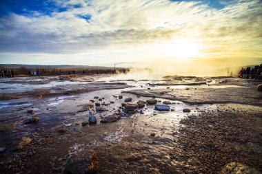Strokkur (İzlandaca, churn), İzlanda'nın güneybatı kesiminde Hvita Nehri'nin yanında bir jeotermal alanda bulunan en ünlü gayzerbiri, her 610 dakikada bir patlayan