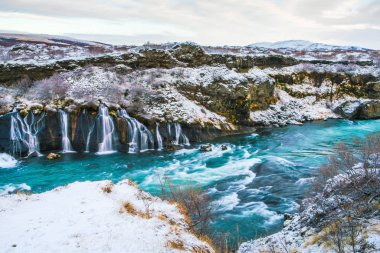 Hraunfossar, bir şelale üzerinde Hallmundarhraun, Langjokull, buzul altında yalan yanardağ lav alandan akış derelerin oluşturduğu ve Hvita nehre, İzlanda dökün