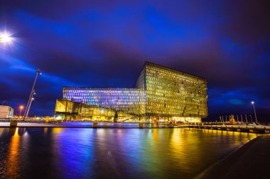 Reykjavik, İzlanda - 2 Kasım 2017 - Harpa, Reykjavik'te bir konser salonu ve konferans merkezi, su yansıması ile akşam sahnesi