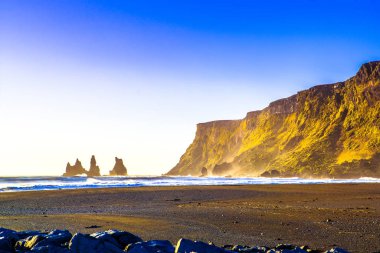 Reynisdrangar, dağ Reynisfjall eteklerinde bazalt deniz yığınları, iki trol efsanesi karaya üç direkli gemi sürükledi ve gün ışığı kırdı onlar kaya iğneleri oldu