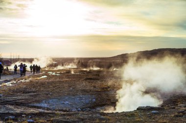 Strokkur (İzlandaca, churn), İzlanda'nın güneybatı kesiminde Hvita Nehri'nin yanında bir jeotermal alanda bulunan en ünlü gayzerbiri, her 610 dakikada bir patlayan