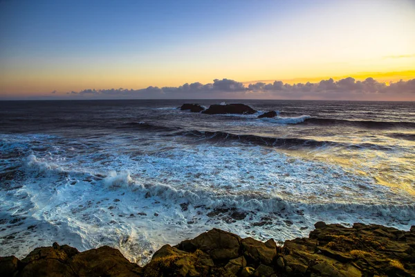 Kirkjufjara plajı, İzlanda'nın güney kıyısında Dyrholaey yakınlarındaki yüksek kayalıklar ile siyah bir kum plaj