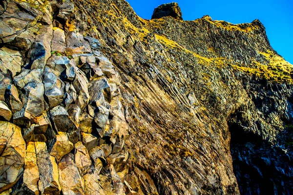 Reynisfjall Mountain Čedičovým Sloupu Pláži Reynisfžary Reynisfjoru Jižním Pobřeží Islandu — Stock fotografie