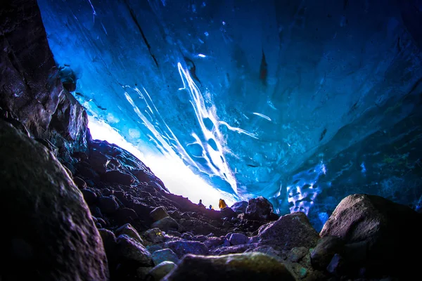 Buz Mağarası Kışın Buzulların Içinden Veya Altından Akan Suile Oluşan — Stok fotoğraf
