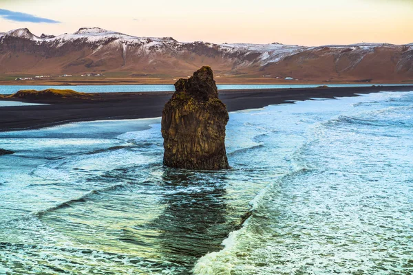 Kirkjufjara Beach Svart Sandstrand Med Höga Klippor Nära Dyrholaey Islands — Stockfoto