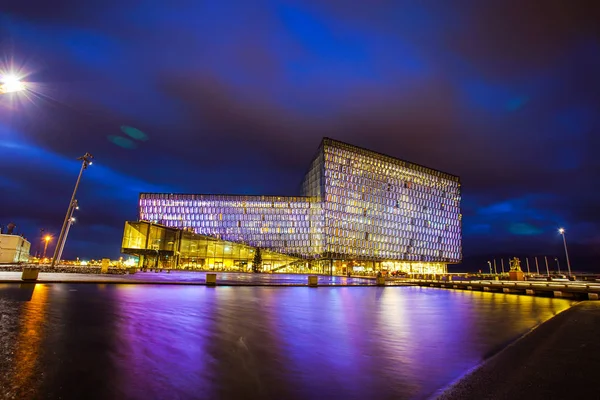 Reykjavik, İzlanda - 2 Kasım 2017 - Harpa, Reykjavik'te bir konser salonu ve konferans merkezi, su yansıması ile akşam sahnesi