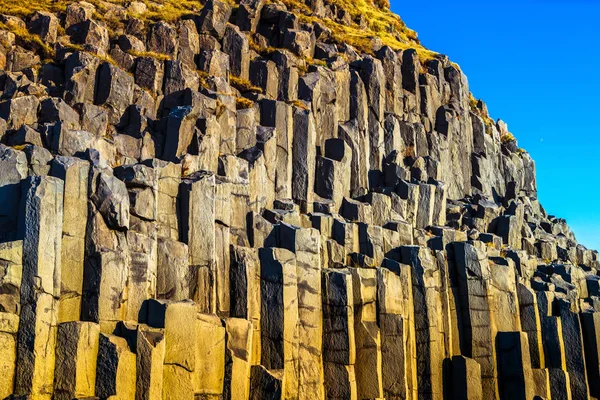 Góra Reynisfjall Kolumną Bazaltowa Plaży Reynisfjara Reynisfjoru Południowym Wybrzeżu Islandii — Zdjęcie stockowe