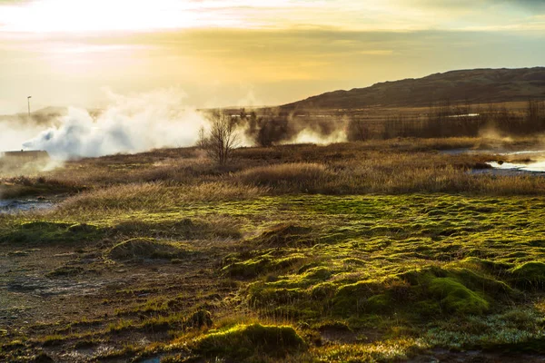 Strokkur Isländska Churn Mest Kända Gejsrar Ligger Ett Geotermiskt Område — Stockfoto