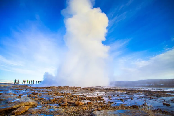 Strokkur Isländska Churn Mest Kända Gejsrar Ligger Ett Geotermiskt Område — Stockfoto