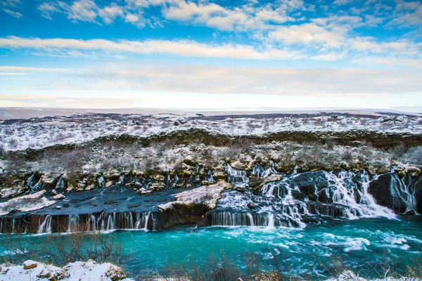 赫伦福萨 由河流在哈尔蒙达赫伦上空形成的瀑布 这是位于冰川朗乔库尔下的火山熔岩场 并涌入冰岛赫维塔河 — 图库照片