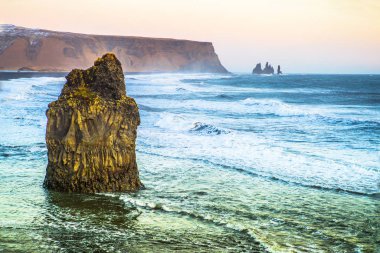 Kirkjufjara plajı, İzlanda'nın güney kıyısında Dyrholaey yakınlarındaki yüksek kayalıklar ile siyah bir kum plaj