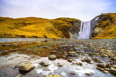 Skogafoss, İzlanda'nın güneyinde, eski sahil şeridinin kayalıklarında Skoga Nehri üzerinde yer alan bir şelale